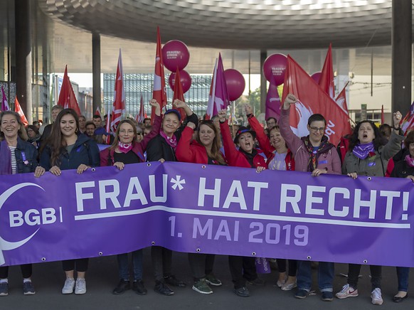 Der Tag der Arbeit wurde auch in den Dienst des Frauentags vom 14. Juni gestellt: Mit violetten Plakaten wurde wie etwa hier in Basel für den nationalen Frauenstreik mobilisiert.