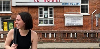 «Hör auf, uns E-Mails zu schreiben, Harriet!» – Pfarrers lustige Antwort auf Künstlerin