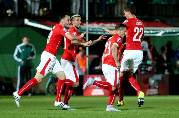 Vilnius, 14.06.2015, Fussball EM Qualifikation, Litauen - Schweiz, vlnr, Torschuetze Josip Drmic, Valon Behrami, Xherdan Shaqiri und Fabian Schaer (SUI) jubeln nach dem Tor zum 1:1 (Pascal Muller/EQ I ...