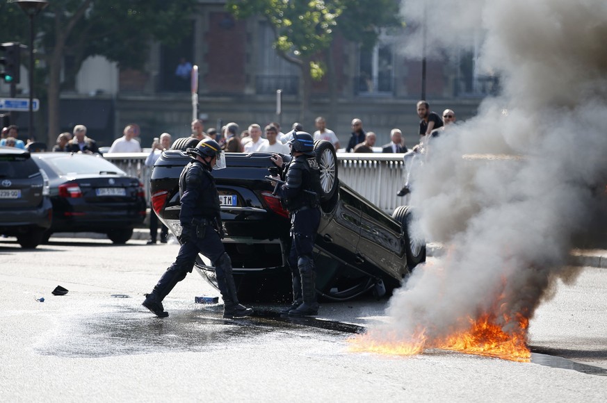 In ganz Frankreich demonstrieren Taxifahrer gegen Uber