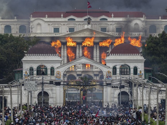 <p><strong>«Nepal’s Gen Z Uprising» von Narendra Shrestha, EPA Images</strong><br>Feuer und Rauch hüllen den Singha Durbar ein, nachdem Demonstranten den Regierungskomplex währ ...