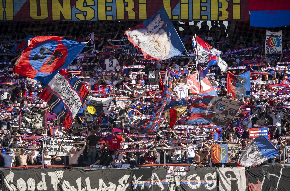 Basels Fans in der Muttenzer Kurve im Fussball Meisterschaftsspiel der Super League zwischen dem FC Basel 1893 und dem Grasshopper Club Zuerich im Stadion St. Jakob-Park in Basel, am Sonntag, 11. Sept ...
