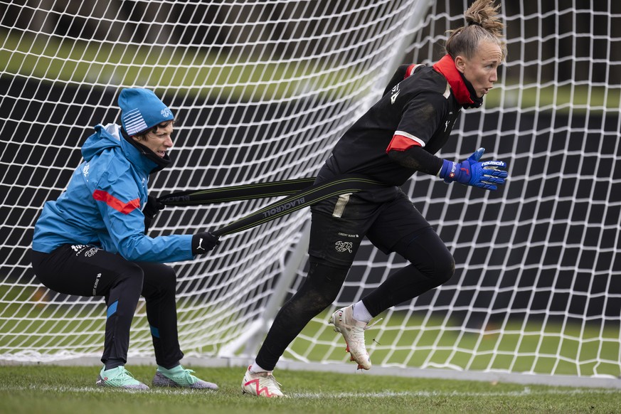 Switzerland&#039;s Melanie Pauli, conditioning coach, left, attends a training session with golakeeper Gaelle Thalmann, right, on the training ground Tahuna Park in Dunedin, on Friday July 14, 2023. ( ...