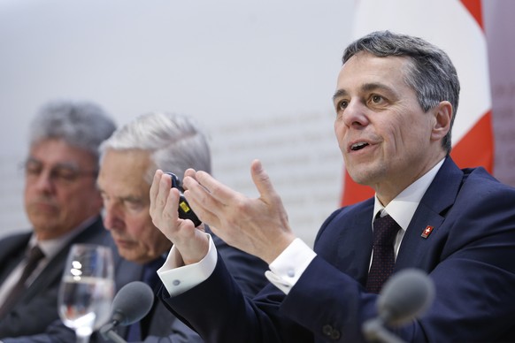 Bundesrat Ignazio Cassis, rechts, spricht an der Seite von Peter Brabeck-Letmathe, Praesident Stiftungsrat Stiftung Geneva Science and Diplomacy Anticipator (Geneva+), und Patrick Aebischer, Vizepraes ...