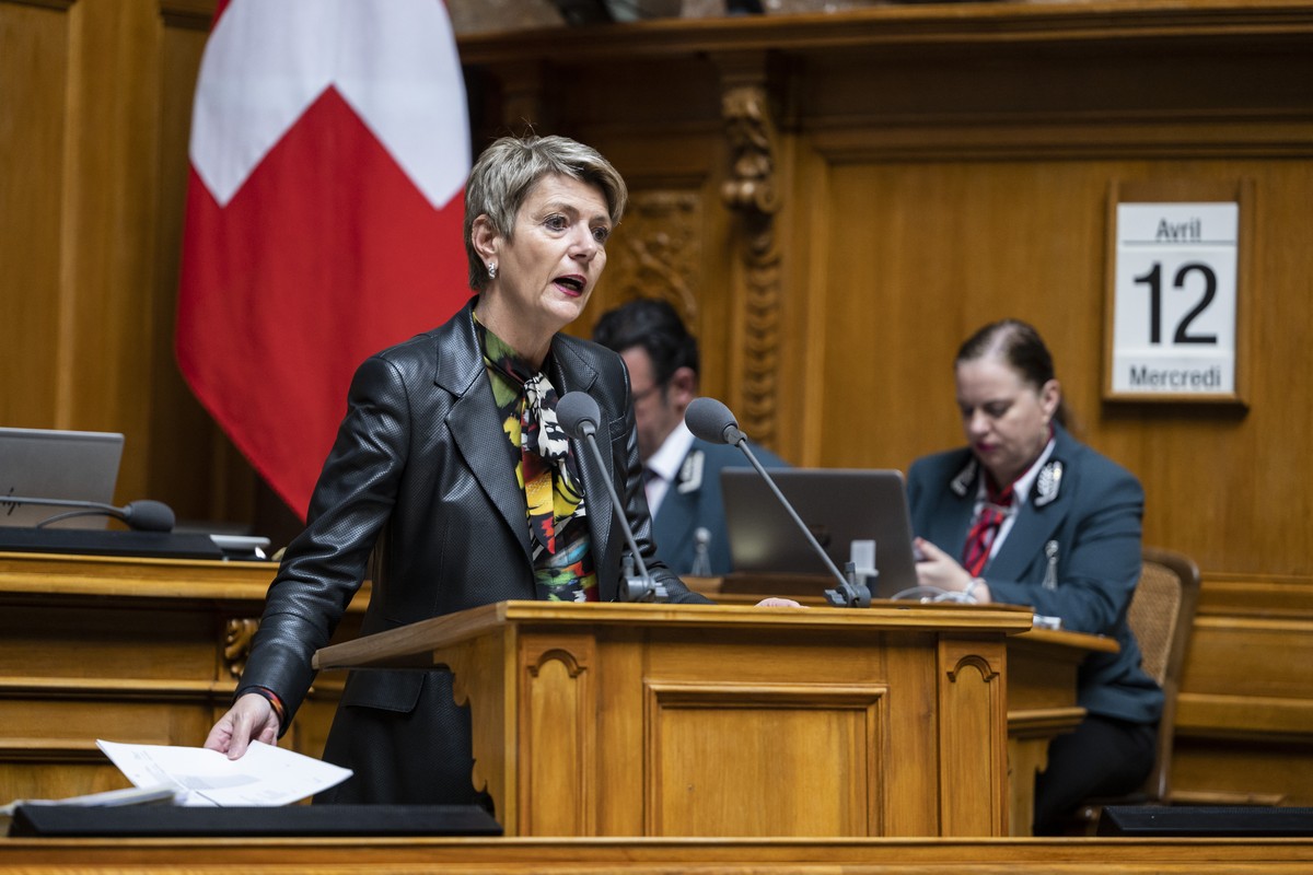 Bundesraetin Karin Keller-Sutter spricht an der ausserordentlichen Session der Eidgenoessischen Raete, am Mittwoch, 12. April 2023 im Nationalrat in Bern. Die ausserordentliche Session wurde einberufe ...