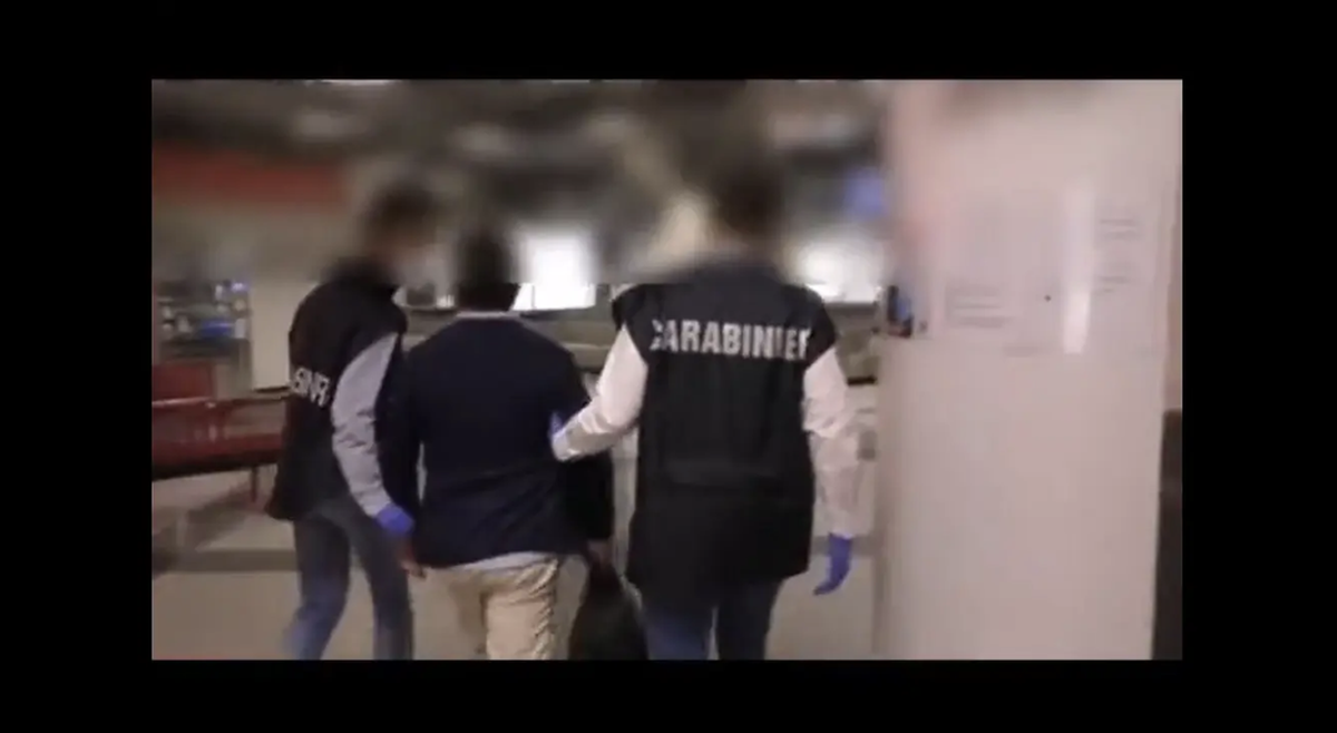Le chef de la mafia Giuseppe Calvaruso lors de son arrestation à l'aéroport de Palerme en 2021.