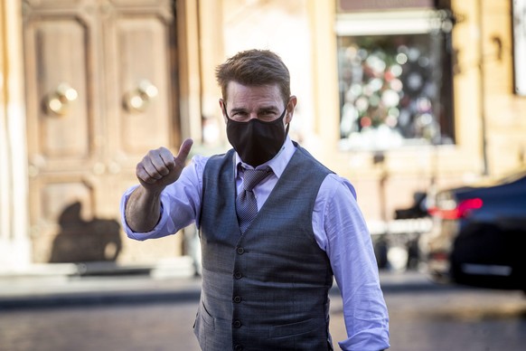 epa08835682 Tom Cruise during the shooting of Mission Impossible 7 at Piazza di Spagna in Rome, during the pandemic Covid-19, 22 November 2020. EPA/MASSIMO PERCOSSI EPA-EFE/MASSIMO PERCOSSI