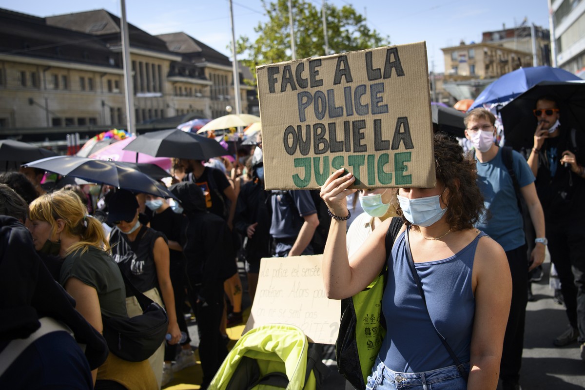 Des manifestants defilent avec des parapluies lors d'une manifestation pour le droit a manifester et contre la repression de la police ce samedi 25 septembre 2021 a Lausanne. (KEYSTONE/Laurent Gi ...