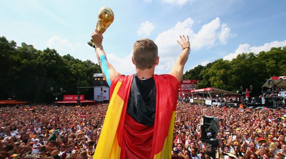 Humorlos auf dem Platz, stark am Tresen und bei jedem wichtigen Turnier. Ausserdem macht mich Helene Fischer ziemlich rollig – ich bin ein Deutscher. 15.07.2014; Berlin; Fussball - WM Brasilien 2014 - Empfang Weltmeister Deutschland;Bastian Schweinsteiger mit Pokal (Pool/Witters/freshfocus)