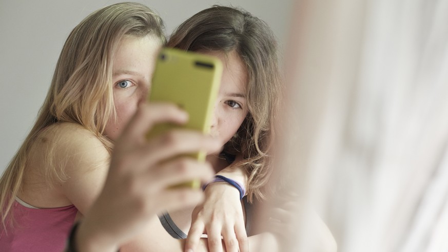 [ Gestellte Aufnahme, Symbolbild, Model Released ] - Maedchen mit Mobile Phone, Selfie, (Photo by Leo Thal for KEYSTONE)