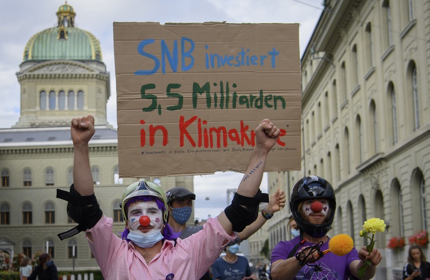 Aktivistinnen und Aktivisten protestieren mit Plakaten waehrend einer Klimademonstration von &quot;Rise Up For Change&quot;, am Freitag, 6. August 2021, vor dem Bundeshaus, in Bern. (KEYSTONE/Anthony  ...