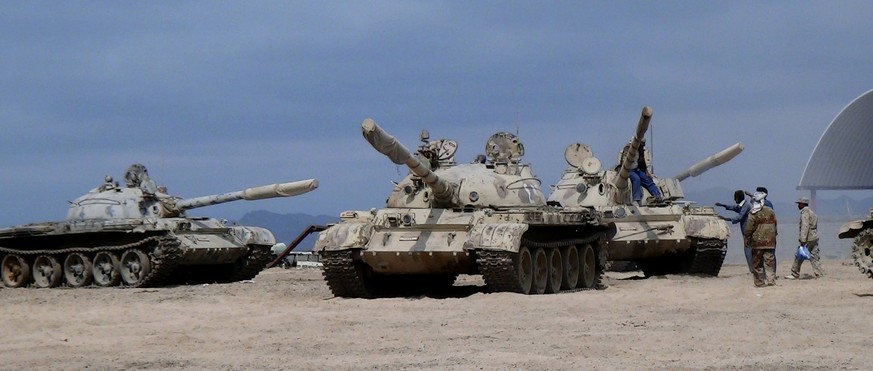 Panzereinheiten, die dem geflüchteten Präsidenten des Jemen treu sind, bringen sich in Stellung.