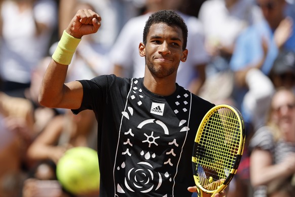 Canada's Felix Auger-Aliassime clenches his fist after defeating Argentina's Camilo Ugo Carabelli during their second round match of the French Open tennis tournament at the Roland Garros stadium Wednesday, May 25, 2022 in Paris. Auger-Aliassime won 6-0, 6-3, 6-4. (AP Photo/Jean-Francois Badias)