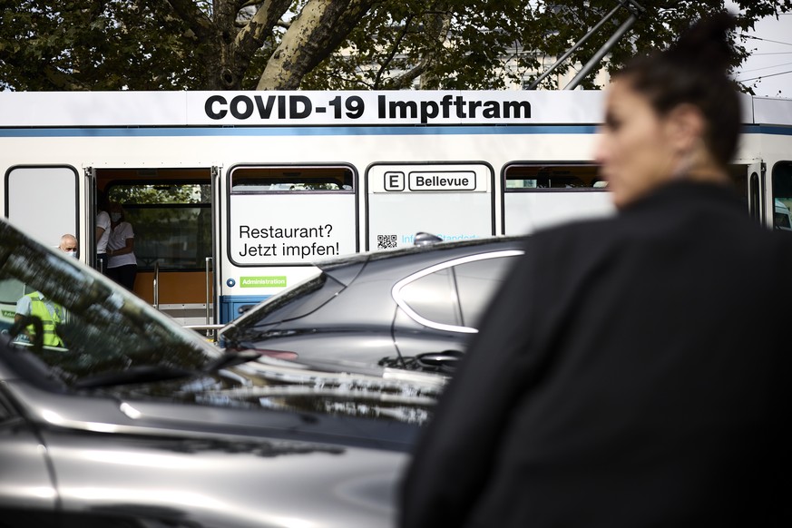 Sicherheitspersonal beobachtet die Umgebung rund ums Zuercher Impftram waehrend dessen Einfuehrung am Zuercher Bellevue, am Dienstag, 14. September 2021 in Zuerich. Im Impftram des Kantons Zuerich und ...