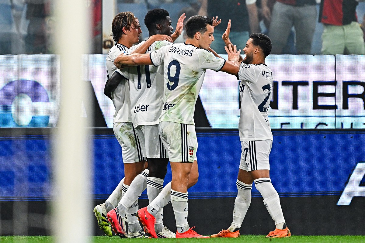 epa13212681 Como's Argentinian midfielder Nicolas Paz (left) celebrates with his team-mates after scoring a goal during the Italian Serie A soccer match Genoa Cfc vs Como 1907 at Luigi Ferraris s ...