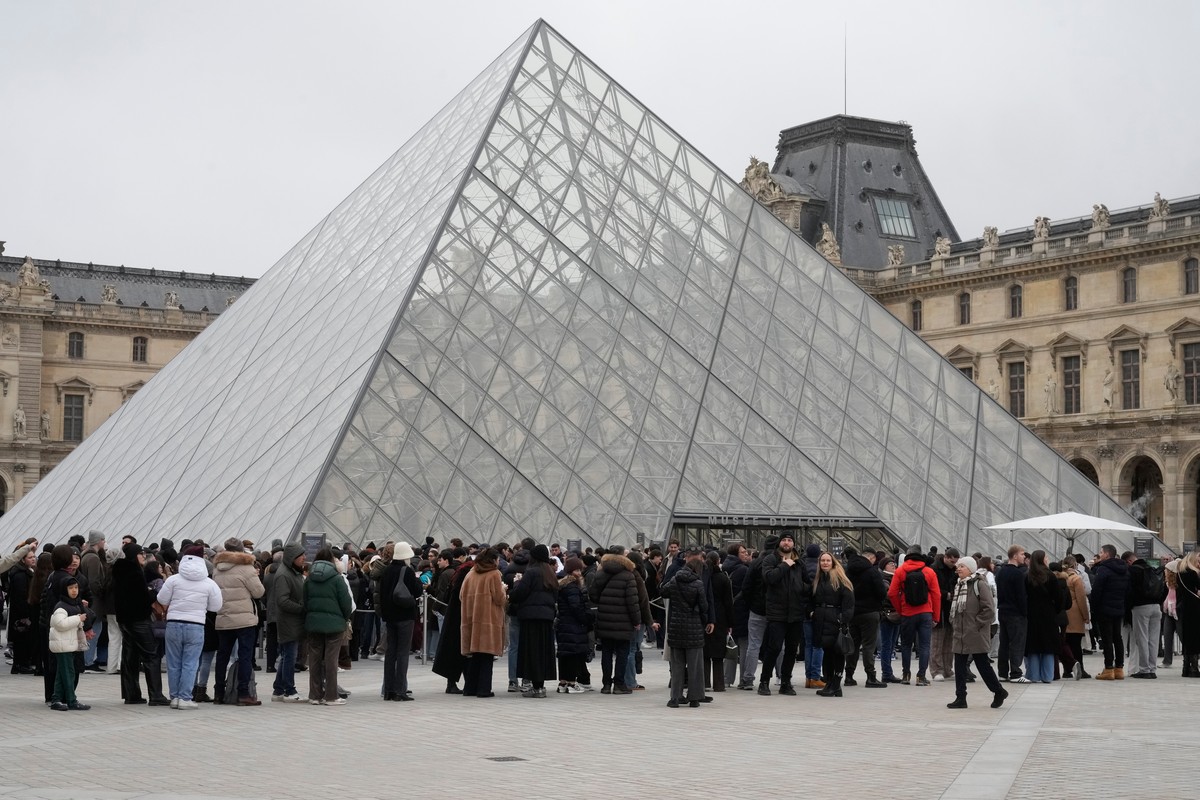 People queue outside the Louvre museum, in Paris, France, Friday, Feb. 13, 2026. (AP Photo/Michel Euler)
France Louvre Ticket Fraud