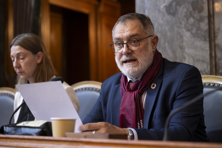 Carlo Sommaruga, SP-GE, rechts, spricht neben Mathilde Crevoisier Crelier, SP-JU, links, waehrend der Herbstsession der Eidgenoessischen Raete, am Mittwoch, 27. September 2023 im Staenderat in Bern. ( ...
