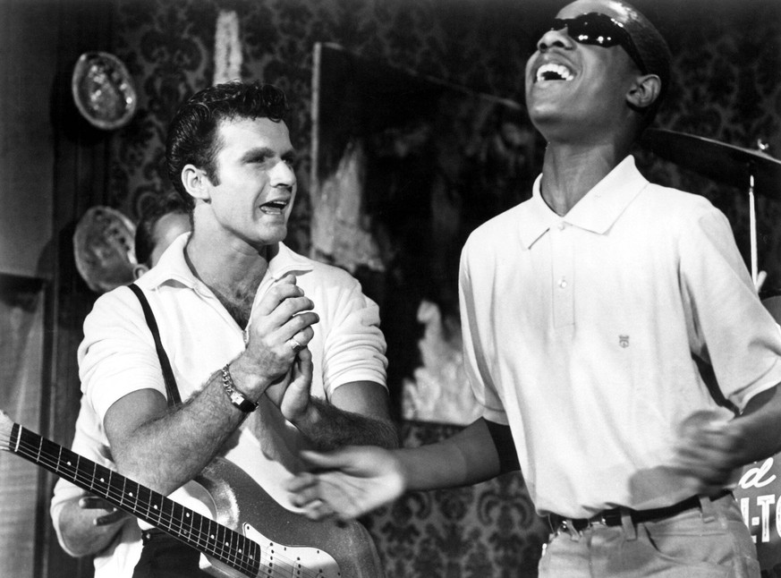 MUSCLE BEACH PARTY, Dick Dale, Stevie Wonder, 1964 Courtesy Everett Collection PUBLICATIONxINxGERxSUIxAUTxONLY Copyright: xCourtesyxEverettxCollectionx MBDMUBE EC001
