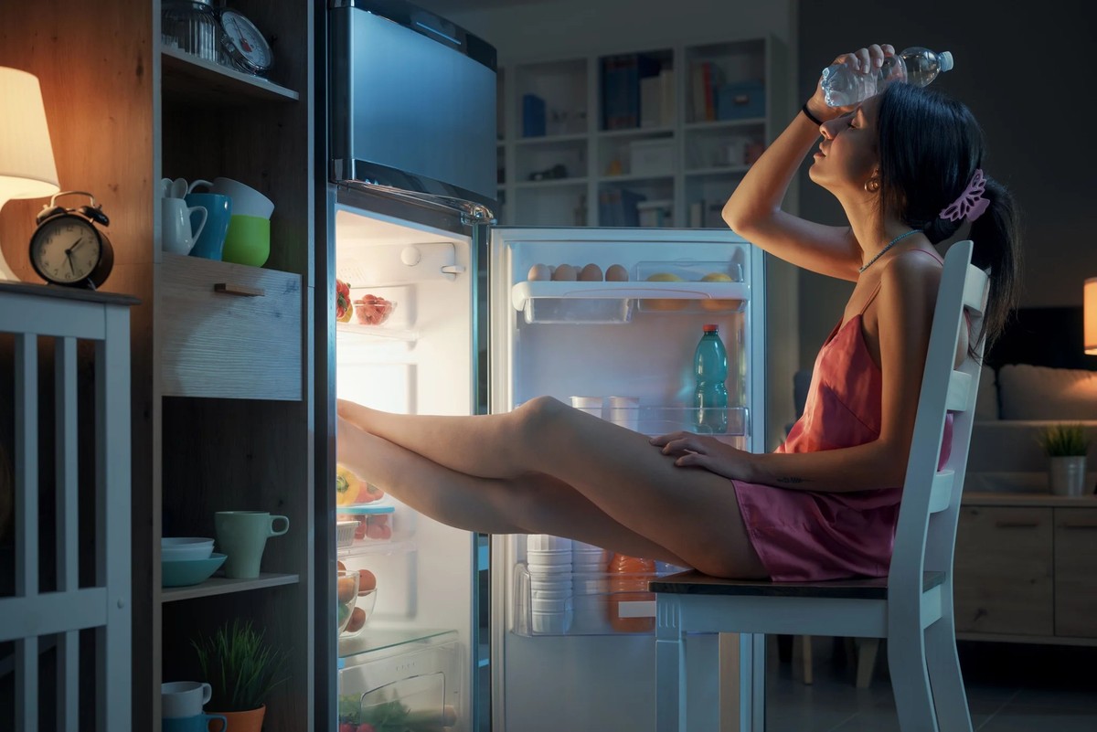 Utiliser le réfrigérateur comme climatiseur n'est pas une bonne solution contre la chaleur.