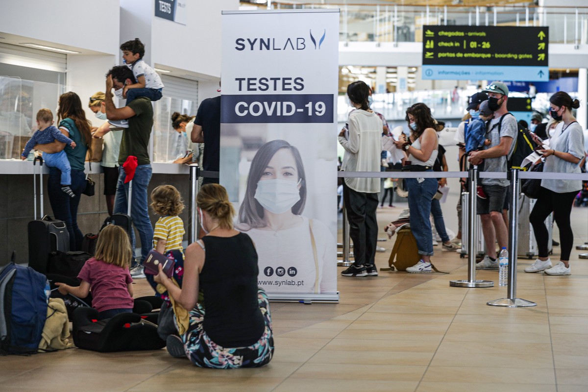 epa09250878 British tourists and residents line up to return to England at Faro airport, Algarve, Portugal, 06 June 2021. British Housing Minister Robert Jenrick on 04 June defended the 'ultra-ca ...