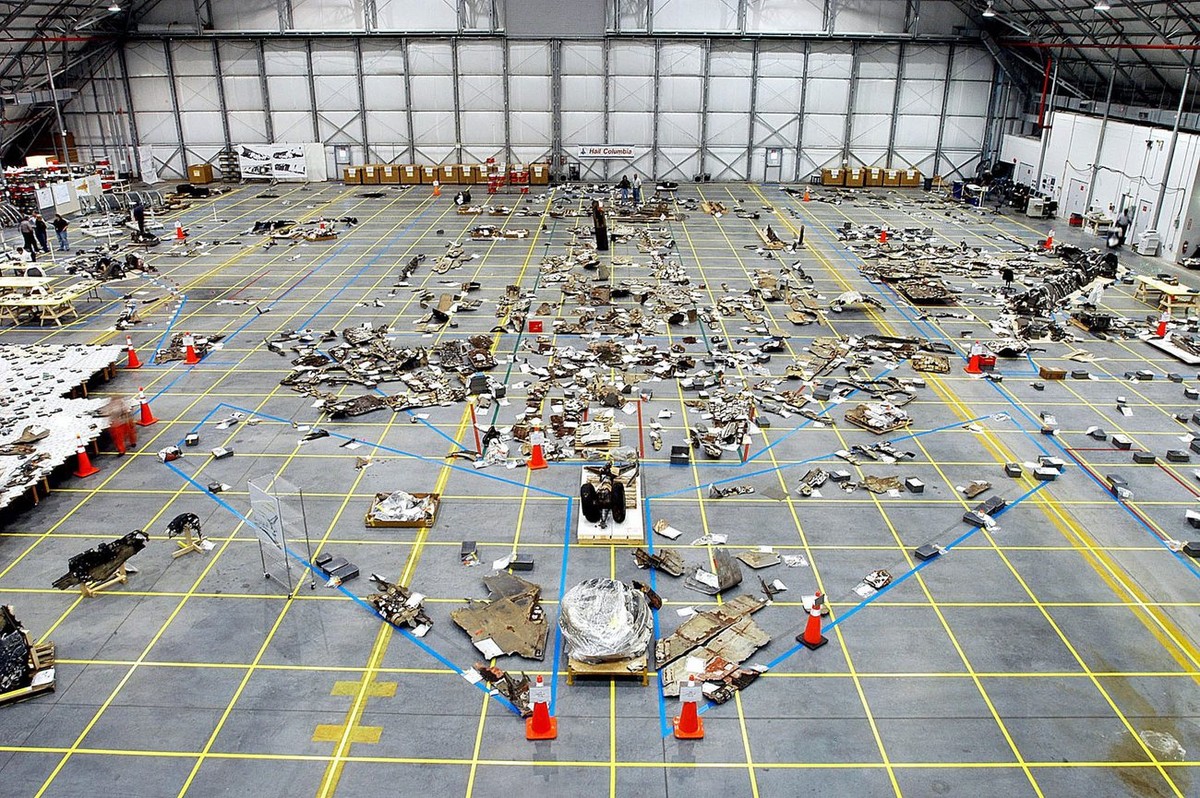 This overview of the Columbia debris shows the orbiter outline on the floor with some of the 78,760 pieces identified to date in the Kennedy Space Center's RLV Hangar 22 May 2003. The major Colum ...