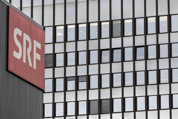 Das SRF Logo am Gebaeude von Schweizer Radio und Fernsehen, aufgenommen am Montag, 18. Maerz 2024 in Leutschenbach Zuerich. Es seien weitere Einsparungen und ein Stellenabbau im Rahmen des Projektes S ...