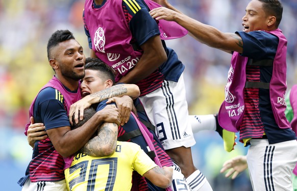 epa06820905 Juan Quintero of Colombia (down) reacts with teammates after scoring the 1-1 during the FIFA World Cup 2018 group H preliminary round soccer match between Colombia and Japan in Saransk, Ru ...