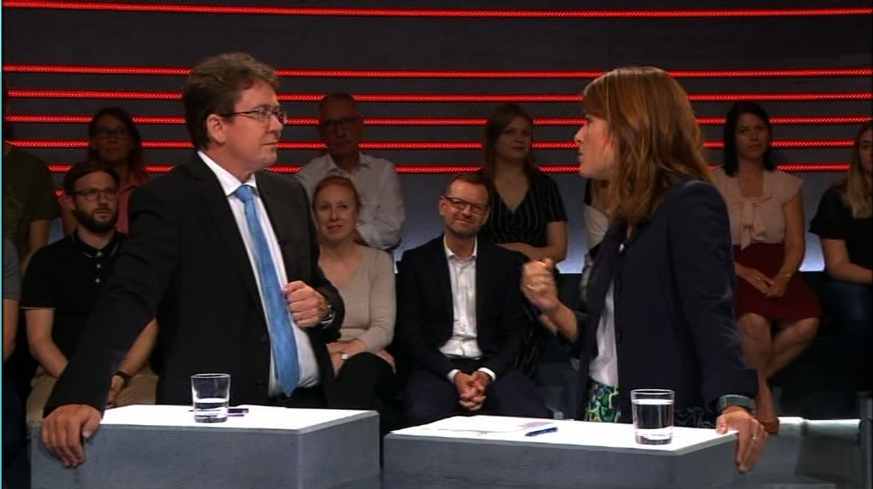 FDP-Präsidentin Petra Gössi hält SVP-Präsident Albert Rösti eine Standpauke.