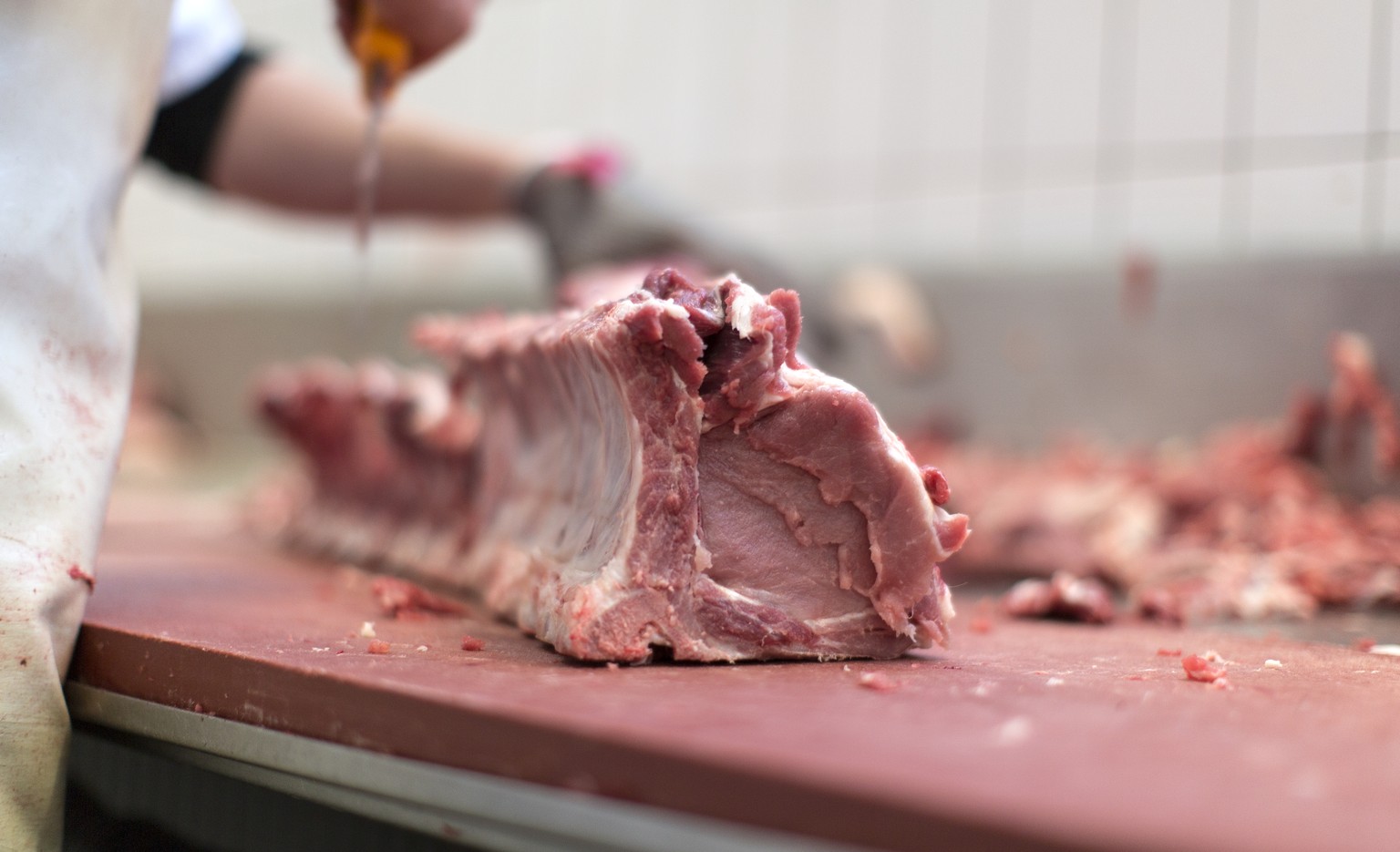 ARCHIV - ZUR MELDUNG ZUM WERTEVERLUST IM SCHWEIZER FLEISCHMARKT STELLEN WIR IHNEN FOLGENDES BILDMATERIAL ZUR VERFUEGUNG - Employees of butcher Nyffenegger cut meat, Zollbrueck, Emmental Valley, April ...