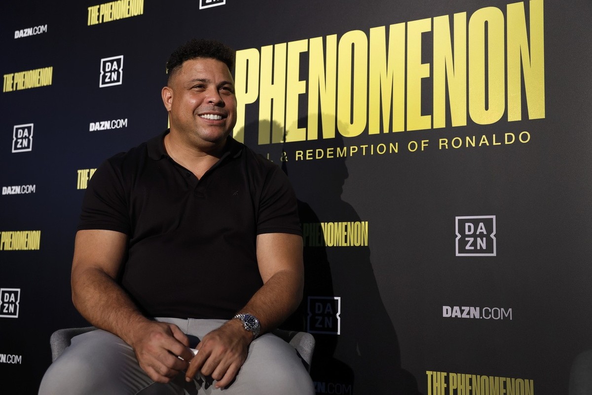 epa10244802 Brazilian former striker Ronaldo Nazario chats during the presentation of the documentary film 'The Phenomenon' in Madrid, Spain, 15 October 2022. EPA/CHEMA MOYA