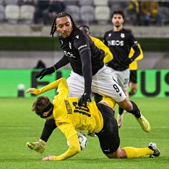 epa12586458 Samuli Miettinen (L) of KuPS Kuopio and Theo Bair (R) of FC Lausanne-Sport in action during the UEFA Conference League match between KuPS Kuopio and FC Lausanne-Sport in Tampere, Finland,  ...
