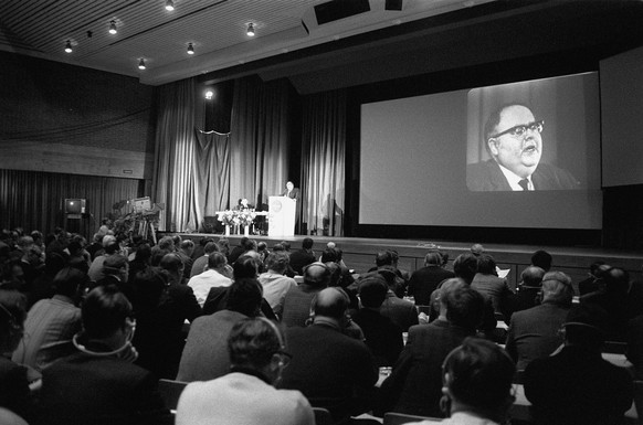 1971 und zwar noch in Schwarz-Weiss. Hier am Rednerpult: Der amerikanische Futurologe Herman Kahn.&nbsp;