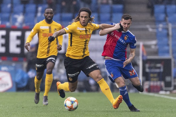 YBs Kevin Mbabu, links, kaempft um dem Ball gegen Basels Taulant Xhaka beim Fussball Meisterschaftsspiel der Super League, des FC Basel gegen den BSC Young Boys, am Sonntag, 17. Maerz 2019, im Stadion ...