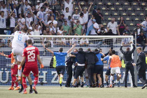 Zuerichs Spieler und Staff feiern ihren Sieg im Schweizer Fussball Cupfinalspiel zwischen den Berner Young Boys und dem FC Zuerich, am Sonntag 27. Mai 2018, im Stade de Suisse in Bern. (KEYSTONE/Peter ...