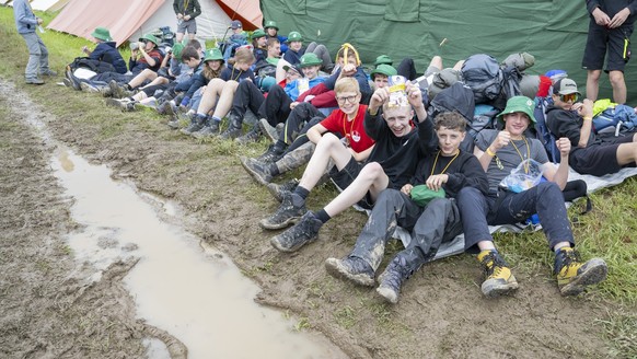 Eine Gruppe der Jungwacht Andwil-Arnegg waehrend einer Pause in der Zeltstadt anlaesslich der Eroeffnungstag des Jublasurium, beim nationalen Pfingstlager von Jungwacht Blauring Schweiz in Wettingen,  ...