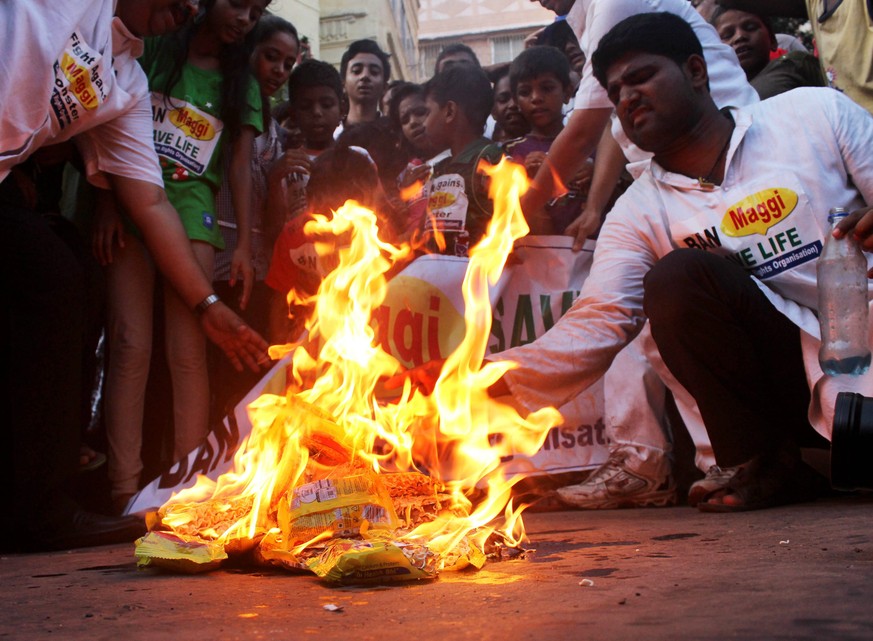 Aufgebrachte Studenten verbrennen die Maggi-Instant-Nudeln.