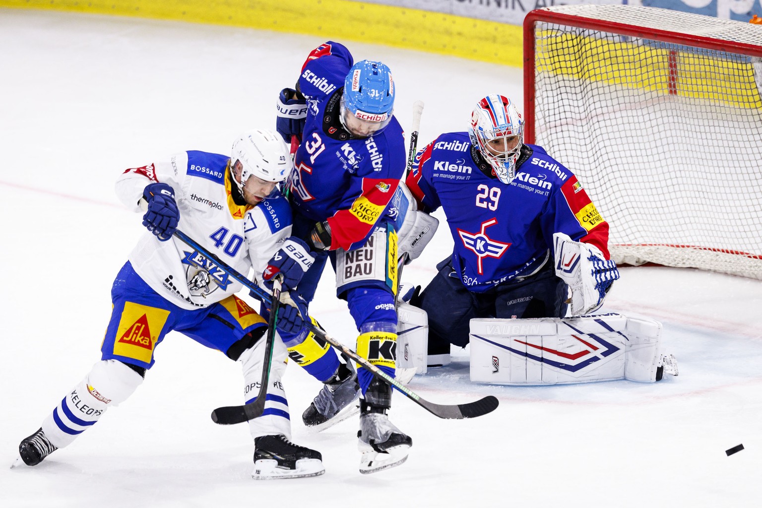 KEYPIX - EV Zug Stuermer Andreas Wingerli gegen EHC Kloten Verteidiger Lukas Klok (#31) und Torhueter Davide Fadani waehrend dem Qualifikationsspiel der Eishockey-Meisterschaft der National League zwi ...