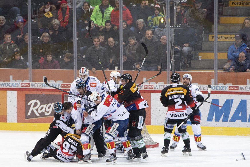 ZSC Lions Spieler gegen SC Bern Spieler, beim Eishockey Meisterschaftsspiel der National League zwischen dem SC Bern und den ZSC Lions, in der Postfinance Arena, am Samstag, 5. Januar 2019, in Bern. ( ...