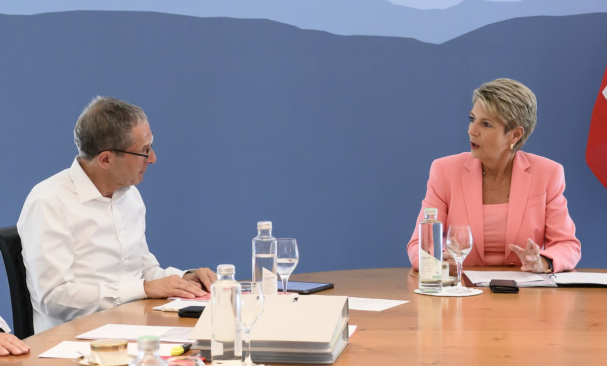 Alt-Regierungsrat Urs Hoffmann, links, und Bundesraetin Karin Keller-Sutter, rechts, sprechen kurz vor des Erstes Treffen der Evaluationsgruppe Status S, am Donnerstag, 7. Juli 2022, im Bernerhof, in  ...
