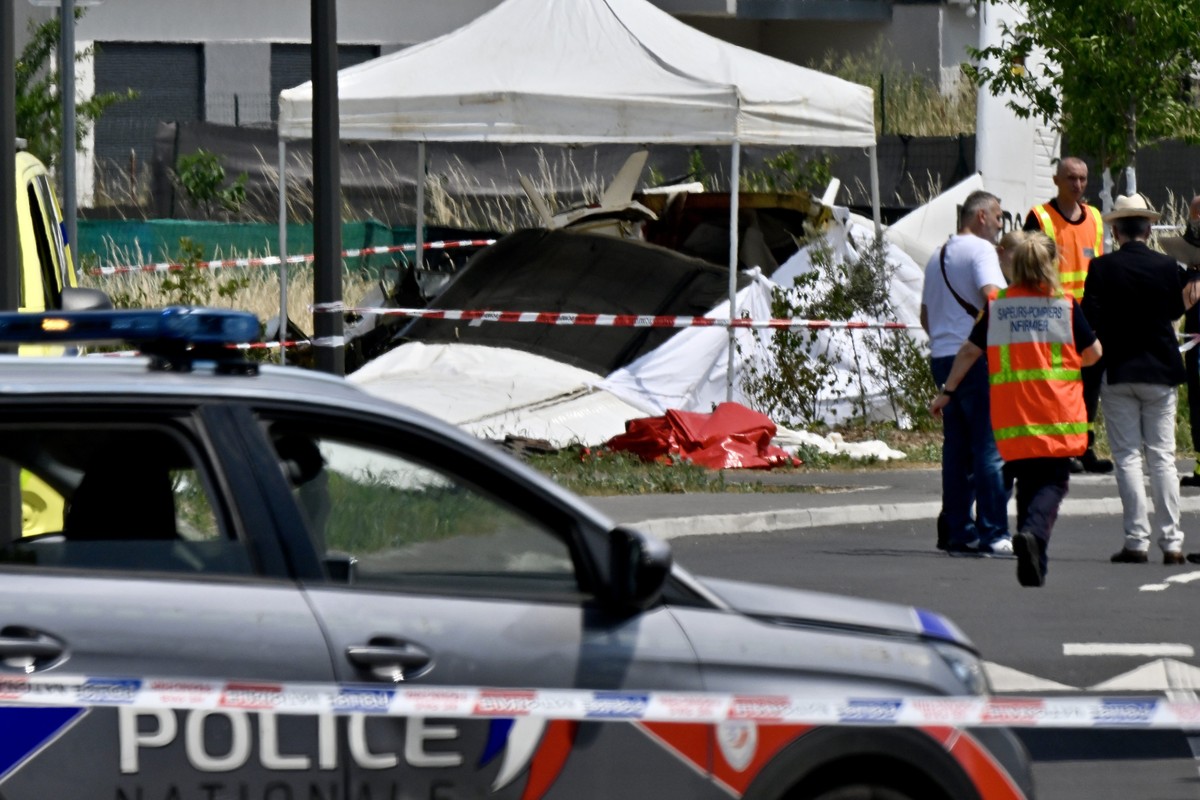 epa13070662 Law enforcement and emergency services work at the scene of a plane crash in Tomblaine, near Nancy, northeastern France, 28 June 2026. A civilian aircraft carrying skydivers crashed shortl ...