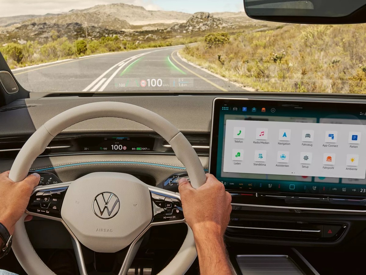 Das Head-up-Display, das Hinweisgrafiken ins Sichtfeld setzt, ist serienmässig an Bord.