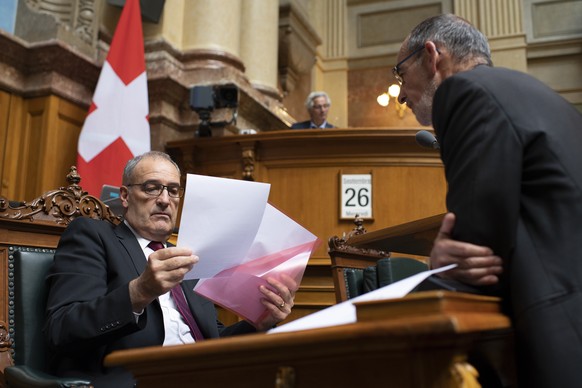 Bundesrat Guy Parmelin, links, und Jacques Bourgeois, FDP-FR, rechts, an der Herbstsession der Eidgenoessischen Raete, am Mittwoch, 26. September 2018, im Nationalrat in Bern. (KEYSTONE/Anthony Anex)