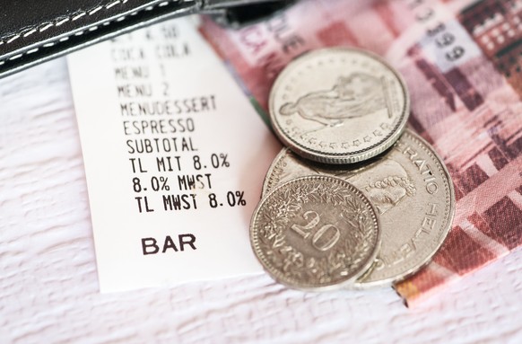 The price and the added value tax VAT on a receipt next to coins in a restaurant in Zurich, Switzerland, pictured on August 12, 2014. (KEYSTONE/Christian Beutler)

Angabe der Mehrwertsteuer MwSt auf ...