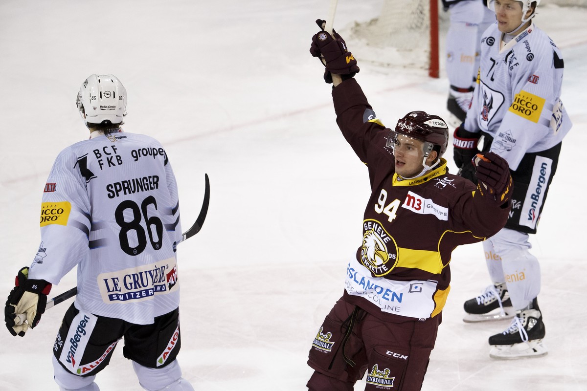 Geneve-Servette's forward Tim Bozon, of France, right, celebrates his goal past Fribourg's forward Julien Sprunger, left, after scoring the 1:0, during a National League regular season game  ...