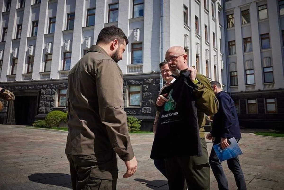 Zelensky reçoit un t-shirt Saint-Javelin des mains du ministre ukrainien de la Défense.