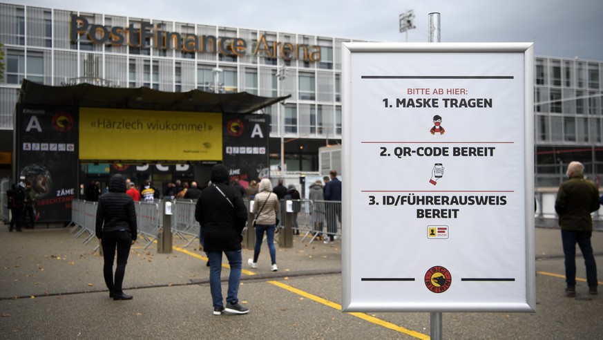 Ein Plakat mit Informationen vor Eingang A vor dem Eishockey Meisterschaftsspiel der National League zwischen dem SC Bern und den HC Ambri-Piotta, vor der Postfinance Arena in Bern, am Donnerstag, 1.  ...