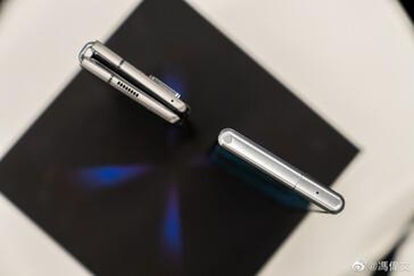 Links Samsungs Falt-Handy Galaxy Z Fold 2, rechts das ausziehbare Oppo X 2021.