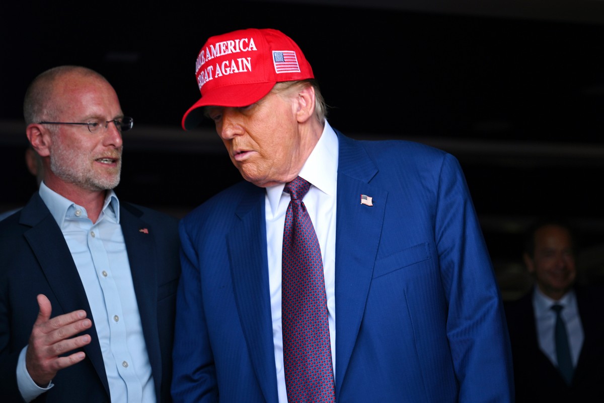 FILE - President-elect Donald Trump talks with Brendan Carr before the launch of the sixth test flight of the SpaceX Starship rocket Tuesday, Nov. 19, 2024 in Boca Chica, Texas. (Brandon Bell/Pool via ...