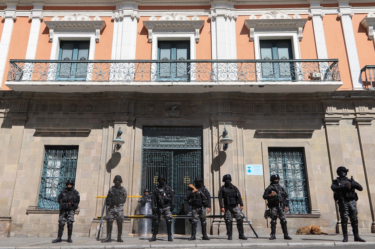 epa11442377 Police officers stand guard in front of the government palace in La Paz, Bolivia, 27 June 2024. On 26 June, a group of soldiers led by Bolivian Army general commander Juan Jose Zuniga ente ...