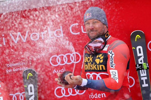 epa06393398 Winner Aksel Lund Svindal of Norway celebrates on the podium for the Men&#039;s Downhill race at the FIS Alpine Skiing World Cup in Val Gardena, Italy, 16 December 2017. EPA/ANDREA SOLERO